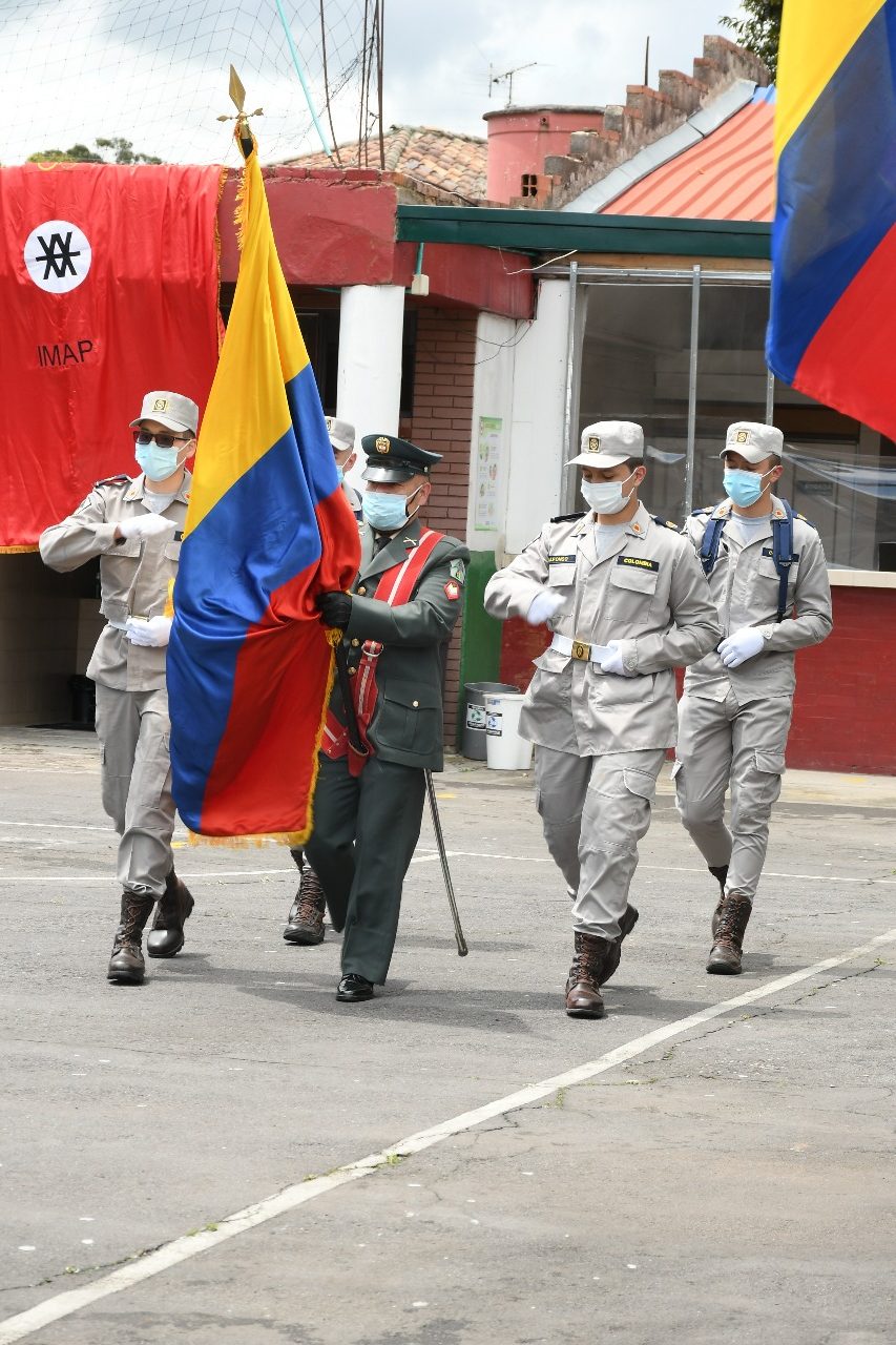 Ceremonia 11 de junio, juramento a la bandera de grado décimo y distinción brigadieres grado once.
