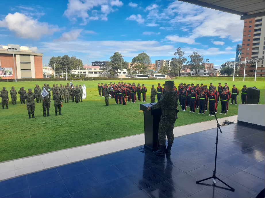 Cadetes participaron en formación del Batallón de Servicios N.° 13
